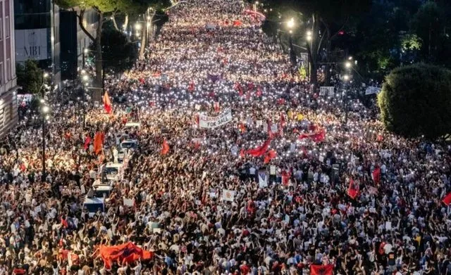 “Sot më shumë para Kryeministrisë”/ Qytetarët nuk heqin dorë, mbahet sot protesta e 25-të: Rama jepe dorëheqjen