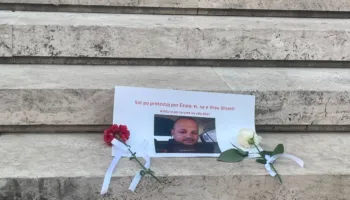 “Sot po protestoj për Enean…”/ Tubimi për Zvërnecin, qytetarët vendosin në shkallët e Kryeministrisë foton e efektivit të vrarë në Maliq