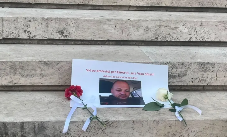 “Sot po protestoj për Enean…”/ Tubimi për Zvërnecin, qytetarët vendosin në shkallët e Kryeministrisë foton e efektivit të vrarë në Maliq