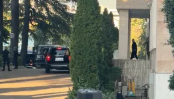 Sot protesta e 20! Rama nxiton, largohet nga Kryeministria pak para nisjes së tubimit, qytetarët e ironizojnë (FOTO)