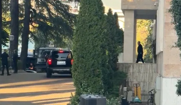 Sot protesta e 20! Rama nxiton, largohet nga Kryeministria pak para nisjes së tubimit, qytetarët e ironizojnë (FOTO)