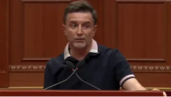 “Sot thonë jemi homogjenë grekë”/ Protesta për Zvërnecin, Braçe nga Kuvendi: Kam denoncuar grabitjen e pronave në Vlorë që në vitet 2000, u ndanë me ‘7501’
