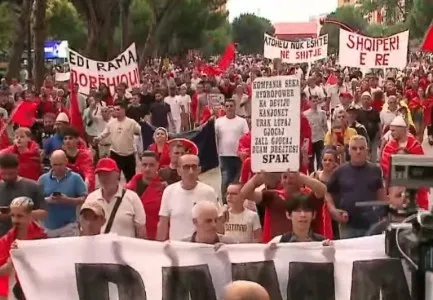 “SPAK duam drejtësi”/ Kërkohet dorëheqja e panegociueshme e Edi Ramës, ushtojnë thirrjet: Shqipëri e Re