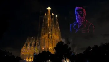 Spektakël dritash, Papa bekon Kullën e Jezu Krishtit në Barcelonë