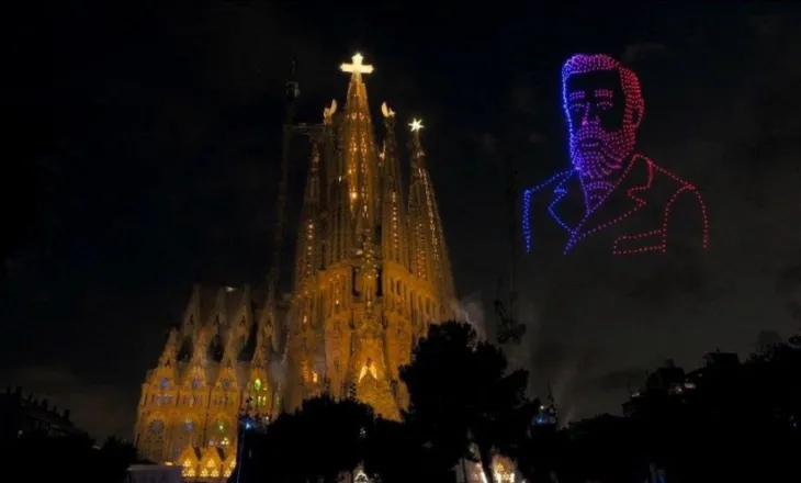 Spektakël dritash, Papa bekon Kullën e Jezu Krishtit në Barcelonë