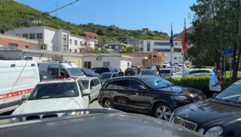 Spitali i Lezhës, trafiku krijon vonesa për pacientët! Drejtoria: Parkimi i pamjaftueshëm, rrugët në rikonstruksion