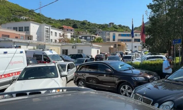 Spitali i Lezhës, trafiku krijon vonesa për pacientët! Drejtoria: Parkimi i pamjaftueshëm, rrugët në rikonstruksion