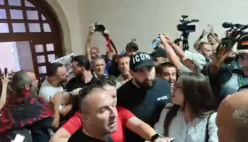 Studentët kërkojnë të marrin sërish banderolën/ Përplasje fizike mes protestuesve dhe rojeve të universitetit te ‘Politekniku’