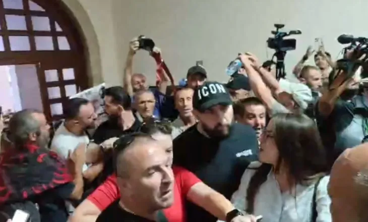 Studentët kërkojnë të marrin sërish banderolën/ Përplasje fizike mes protestuesve dhe rojeve të universitetit te ‘Politekniku’