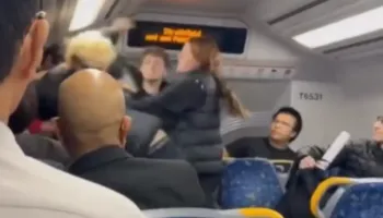 Sulm brutal në tren në Sidnei, u kërkoi të ulnin zërin e muzikës, të rinjtë rrahin pasagjerin (VIDEO)