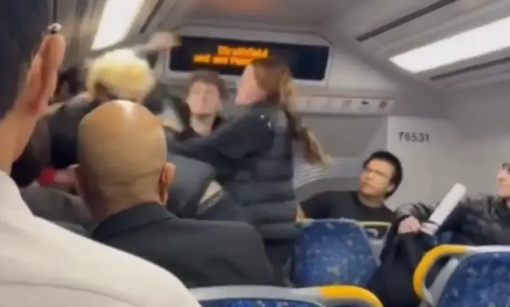 Sulm brutal në tren në Sidnei, u kërkoi të ulnin zërin e muzikës, të rinjtë rrahin pasagjerin (VIDEO)