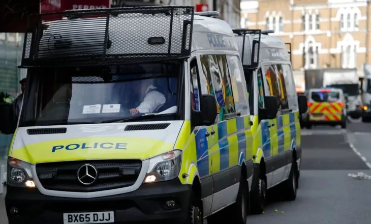 Sulm me thikë në një shkollë në Britani, tre të plagosur, arrestohet autorja 14-vjeçare