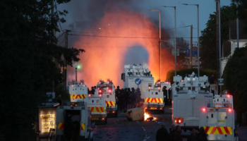 Sulme me tulla, zjarr dhe molotovë! Nuk ndalet dhuna në Irlandën e Veriut