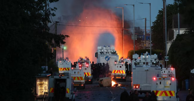 Sulme me tulla, zjarr dhe molotovë! Nuk ndalet dhuna në Irlandën e Veriut