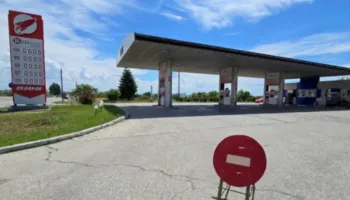 Sulmet ukrainase ndaj rafinerive në rusi, shkakton mungesë të karburantit