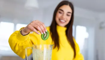 Superfruti i gjelbër antioksidues që forcon mbrojtjen, zorrët dhe kockat
