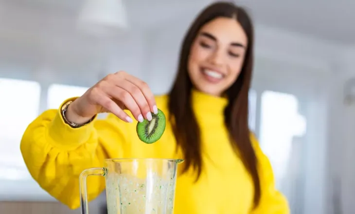 Superfruti i gjelbër antioksidues që forcon mbrojtjen, zorrët dhe kockat