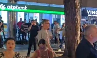 Surprizë në protestën qytetare! Ambasadori i BE, Silvio Gonzato shfaqet mes protestuesve