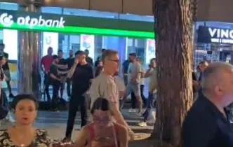 Surprizë në protestën qytetare! Ambasadori i BE, Silvio Gonzato shfaqet mes protestuesve