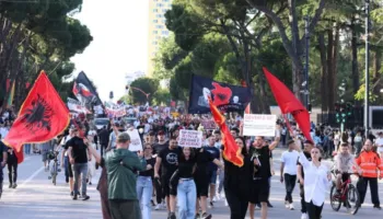 “Synimi është të prodhojnë destabilizim”, analisti për protestën para Kryeministrisë: 90% e folësve janë njerëz të Berishës