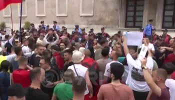 SYRI TV/ Dita 4 e protestave për Zvërnecin, qytetarët kërkojnë dorëheqjen e Edi Ramës: Koha jote ka perënduar