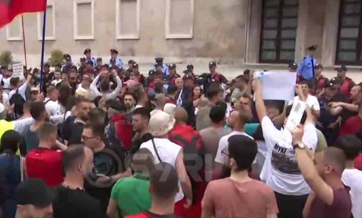 SYRI TV/ Dita 4 e protestave për Zvërnecin, qytetarët kërkojnë dorëheqjen e Edi Ramës: Koha jote ka perënduar