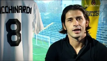 Tacchinardi “skarcon” Vlahoviç: Juventusi të mos shohë më pas, do të merrja Kolo Muani dhe Sørloth
