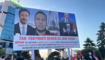 “Tak-tak! Hape derën se jam SPAK!”/ Pankarta me mesazhe për Shkëlzen Berishën dhe Ilir Shtufin në protestë