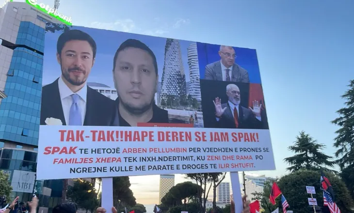 “Tak-tak! Hape derën se jam SPAK!”/ Pankarta me mesazhe për Shkëlzen Berishën dhe Ilir Shtufin në protestë