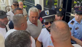 Taksistët protestojnë para Bashkisë Sarandë, kërkojnë zgjidhje për konkurrencën e pandershme dhe parkimet