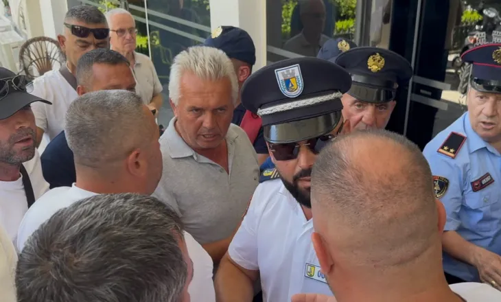 Taksistët protestojnë para Bashkisë Sarandë, kërkojnë zgjidhje për konkurrencën e pandershme dhe parkimet