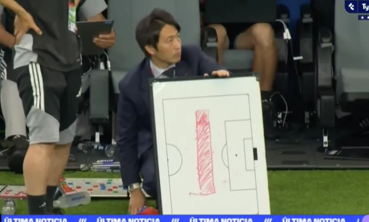 Taktika e çmendur e Japonisë kundër Van Dijk dhe Gakpo, nxirrnin tabela me kode nga stoli