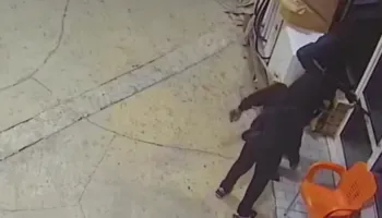 Të armatosur me kallashnikov, dalin pamjet e grabitjes së pikës së karburantit në Fushë Krujë (VIDEO)
