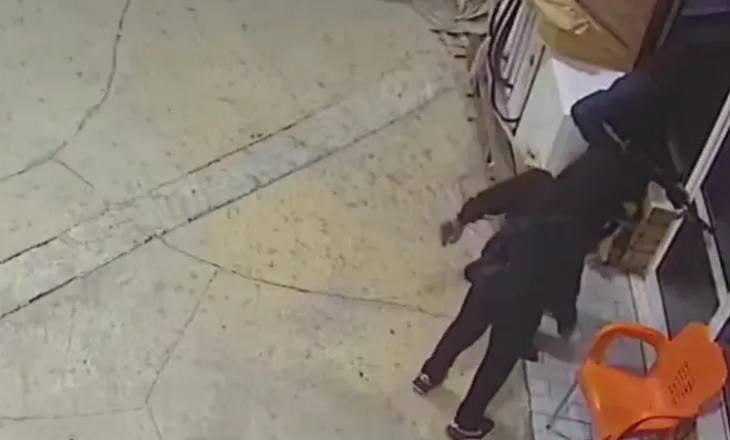 Të armatosur me kallashnikov, dalin pamjet e grabitjes së pikës së karburantit në Fushë Krujë (VIDEO)