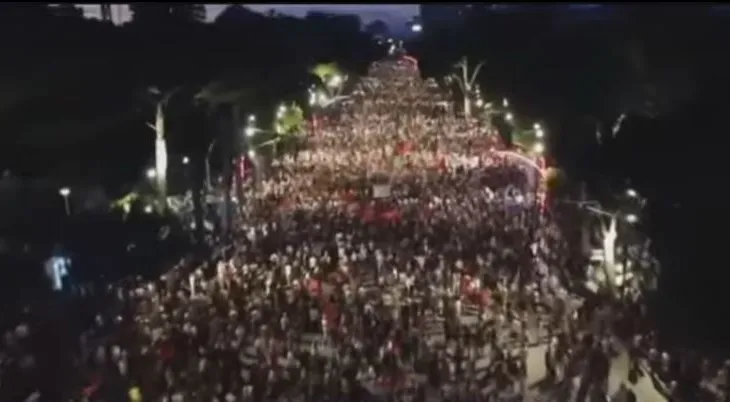 “Të erdhi fundi”/ Dita e 11-të e protestës, qytetarët ‘pushtojnë’ rrugët e kryeqytetit me thirrje dhe ovacione