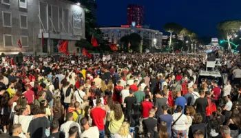 “Të gjithë kërkojnë arrestimin e Ramës dhe Berishës”/ Analiza e “The Economist”:Protestat kanë nervozuar kryeministrin