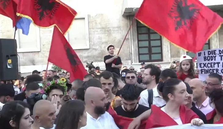 ‘Të kthejmë fëmijët tanë nga emigracioni’, protestuesja: Diaspora nuk do të vijë për pushime, por për protestë