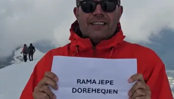 Të lënë jashtë protestës, demokratët “marrin malet”! Hasimja kërkon dorëheqjen e Ramës nga Alpet Zvicerane (VIDEO)