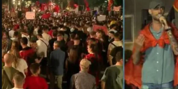 “Të mos afrohen aktivistët politikë”, thirrja e fortë nga podiumi i protestës: T’u tregojmë kulturën atyre që shajnë…