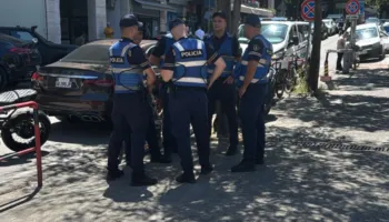 Të pandehurit për vrasjen e 23-vjeçarit dhunojnë njëri-tjetrin në kafazin e GJKKO
