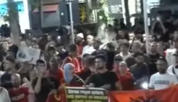“Të shitur!”/ Protestuesit ndalojnë para godinës së seancave plenare: Parlamenti i krimit!