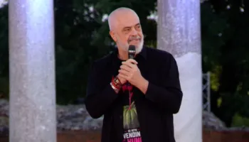 “Te unë e gjetët të ngecte mikrofoni”/ 35-vjetori i PS në Fier, Rama ironizon sërish influencerët: Do thonë blogerët i iku goja këtij