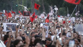 Temperaturat e larta/ Paralajmërohet shtyrje e orarit të protestës