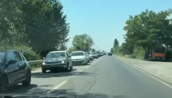 Temperaturat e larta sjellin fluks pushuesish, trafik në aksin Lezhë–Milot dhe Shëngjin
