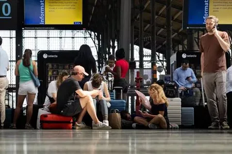 Temperaturat ekstreme paralizojnë Londrën dhe rrjetin hekurudhor