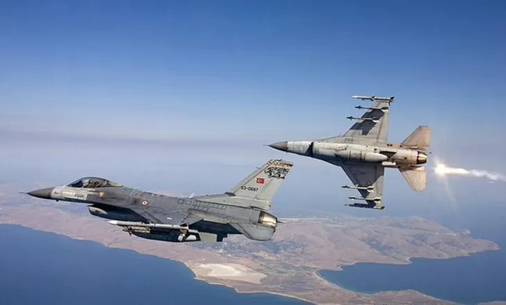 Tension në Egje/ Turqia shkel 9 herë hapësirën ajrore greke, përplasje e izoluar mes avionëve