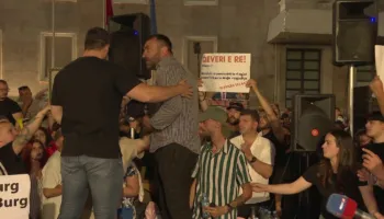 Tension në protestën për Zvërnecin, qytetari nis të ofendojë Ramën dhe Berishën, pjesëmarrësit i marrin me nxitim mikrofonin