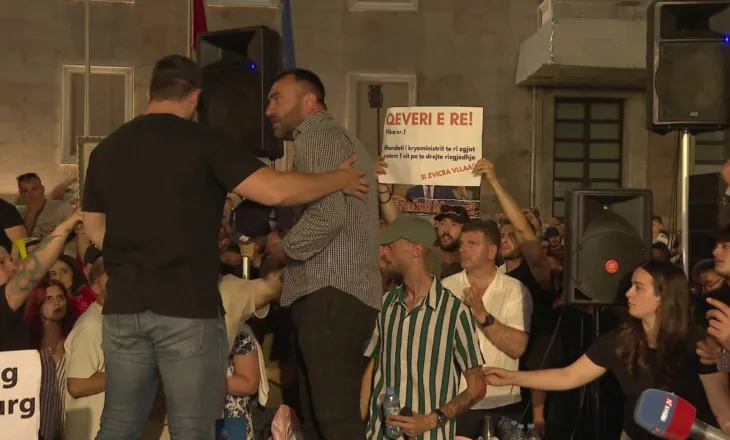 Tension në protestën për Zvërnecin, qytetari nis të ofendojë Ramën dhe Berishën, pjesëmarrësit i marrin me nxitim mikrofonin