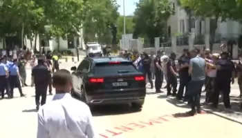 Tension para Kuvendit, protestuesit godasin me vezë makinat e deputetëve, ndërhyn policia