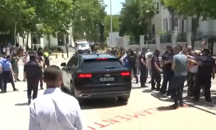 Tension para Kuvendit, protestuesit godasin me vezë makinat e deputetëve, ndërhyn policia